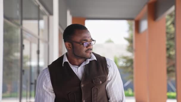 Bonito Desportista Negro Óculos Retrato Homem Afro Americano Olhando Para — Vídeo de Stock