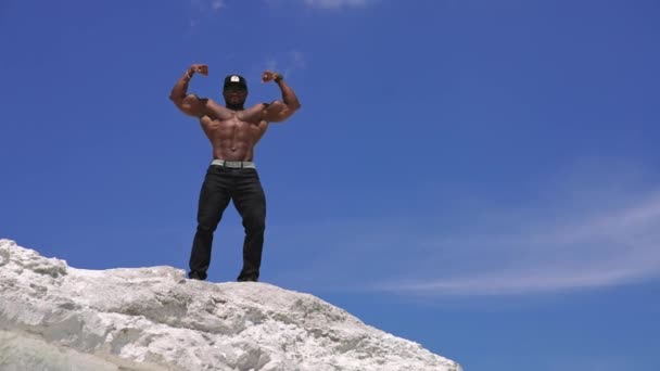 Afro Amerikaanse Sportman Poserend Blauwe Lucht Achtergrond Donker Gevilde Atleet — Stockvideo