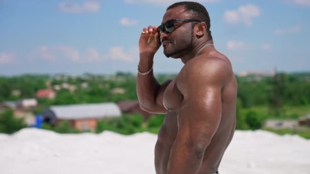 Siyah Gözlüklü Koyu Tenli Vücut Geliştirici Afrikalı Amerikan Sporcusunun Sırt — Stok video