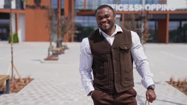 Retrato Hombre Afroamericano Sonriente Chico Negro Alegre Mirando Cámara Poniéndose — Vídeo de stock