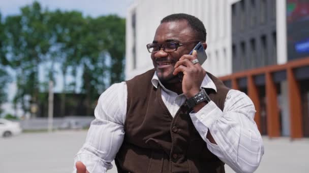 Pozitivní Obchodník Černou Pletí Městě Telefonickou Konverzaci Africký Američan Brýlích — Stock video