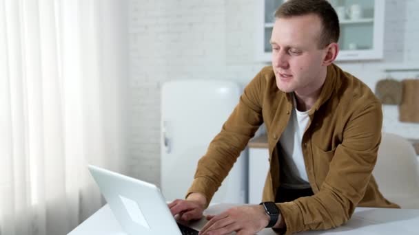 Молодой Человек Говорит Онлайн Мужчина Фрилансер Работает Клиентами Перед Ноутбуком — стоковое видео