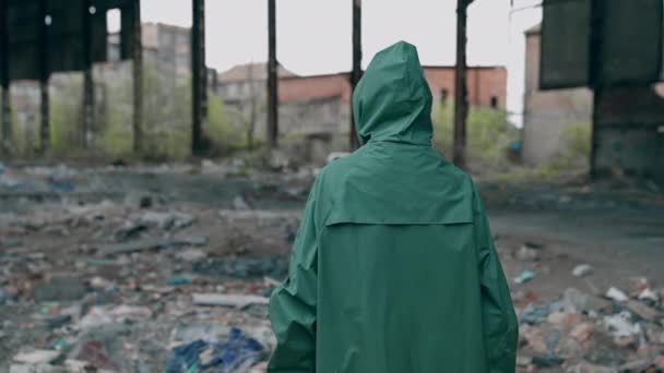 Radyoaktif Bölgede Hayatta Kalan Koruyucu Takım Elbiseli Gaz Maskeli Korkmuş — Stok video