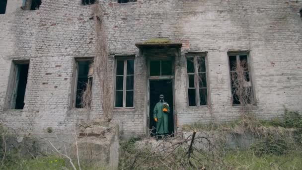 Virologue Zone Radioactive Homme Costume Protection Dans Immeuble Brisé Survivant — Video