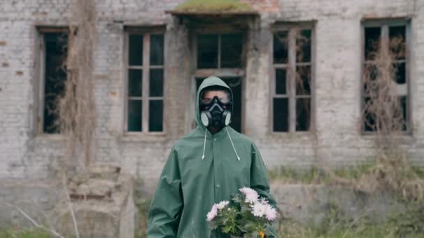 Survivor Κρατώντας Λουλούδια Κατεστραμμένο Κτίριο Φόντο Άτομο Στολή Χημικής Ασφάλειας — Αρχείο Βίντεο
