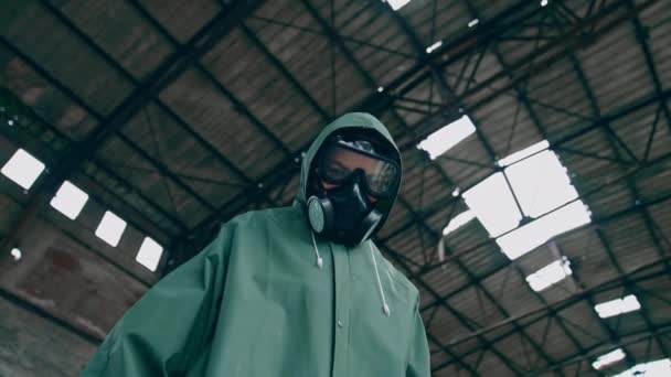Güvenlik Kimyasalı Giymiş Biri Kameraya Bakar Binanın Arka Planında Gaz — Stok video