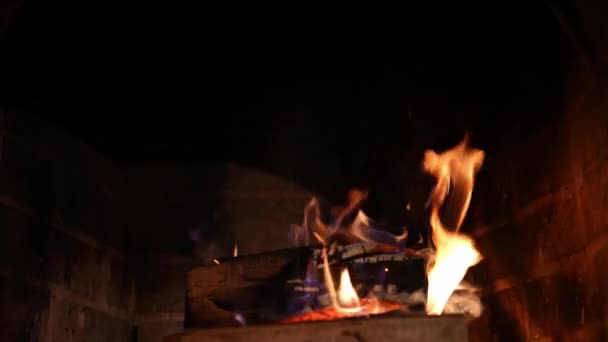 Madera Ardiendo Chimenea Piedra Quema Chimenea Brillante Fuego Chimenea Piedra — Vídeos de Stock