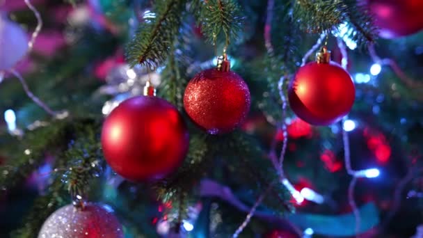 Vánoční Stromek Krásný Novoroční Jedle Jasnými Vánoční Koule Stuhy Detailní — Stock video
