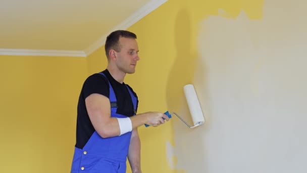 Profesionální Malíř Maluje Stěny Válečkovým Štětcem Dělník Modrých Montérkách Renovuje — Stock video