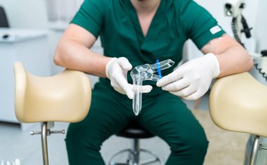 Tıbbi uzman araç gereç tutuyor. Profesyonel tanı tedavisi.