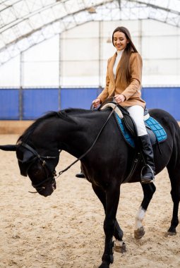 Zarif bir bayan hobisi sürüyorum. At sırtında güzel bir jokey.