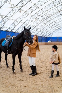 Jokey çiftliği at çiftliği. Açık hava binicisi..