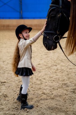 Taşrada jokey eğitimi. Çiftlikte atı olan tatlı küçük bir kız..