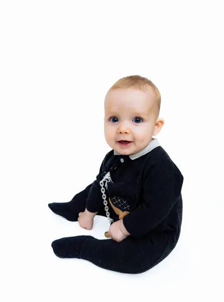 Bebé Sentado Suelo Traje Negro Adorable Bebé Sentado Suelo Vestido — Foto de Stock