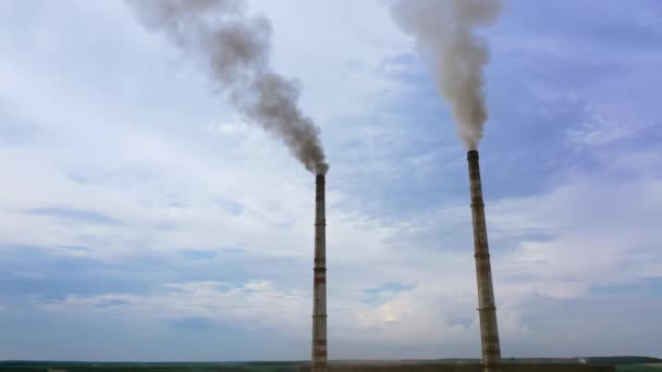 空の背景に対するエンタープライズ煙突のチューブは黒い煙を解放します 青空に対する危険な煙 工場は環境を汚染する — ストック動画