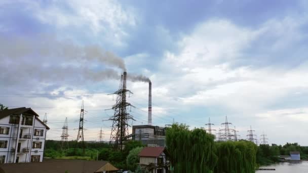 自然の中で煙突を製造する 工場から煙が出る有害な工業地帯 田舎にある高圧電気タワー 大気汚染 — ストック動画