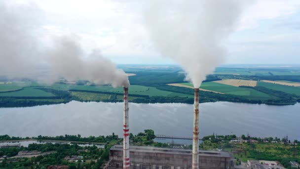 Biały Stos Dymu Wydobywający Się Dużych Kominów Kominy Fabryczne Uwalniają — Wideo stockowe