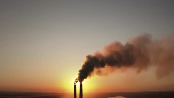 Večerní Oblohu Zaplňuje Toxický Tmavý Kouř Potrubí Chemickými Emisemi Vzduchu — Stock video