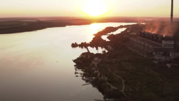 Gün Batımında Nehir Kenarındaki Bir Fabrikanın Silueti Bacalardan Gelen Karanlık — Stok video