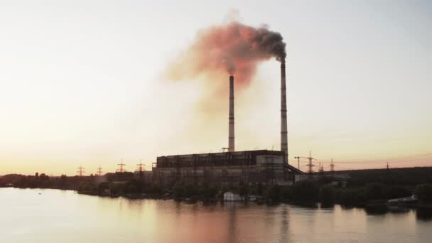 大気中に放出される煙のダークパフ 工業プラントからの有害な排出は 日没時に川の近くの空気を汚染する エコロジカル災害 — ストック動画
