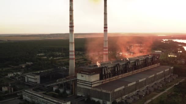 Gevaarlijke Productie Met Rook Bij Zonsondergang Industriële Installatie Vervuilt Avonds — Stockvideo