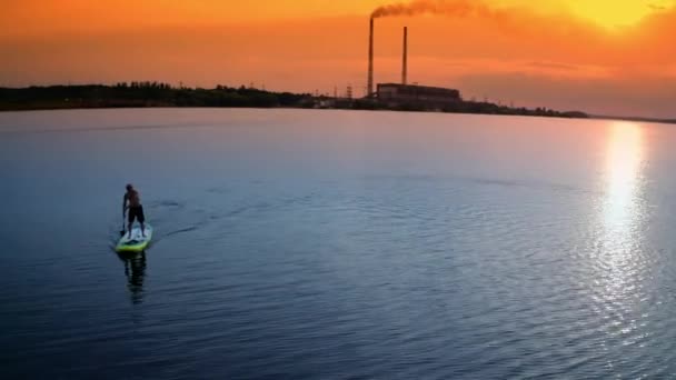 Спортсмен Весловому Човні Озері Заході Сонця Чоловік Плив Дошці Веслами — стокове відео