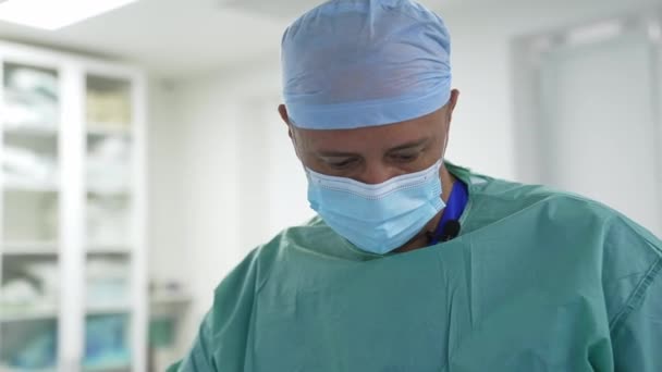 Műtét Közben Maszkos Sebész Portréja Férfi Orvos Orvosi Egyenruhában Végez — Stock videók