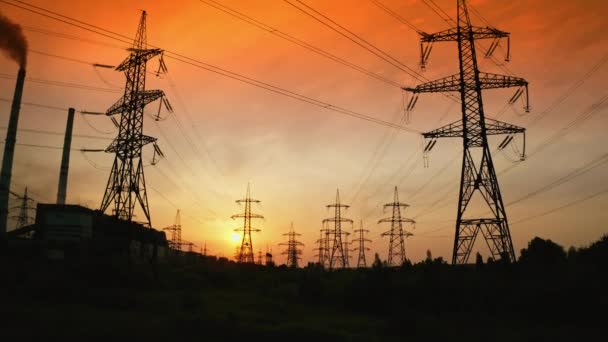 Gün Batımında Turuncu Gökyüzüne Karşı Elektrik Kuleleri Akşamları Yüksek Voltajlı — Stok video