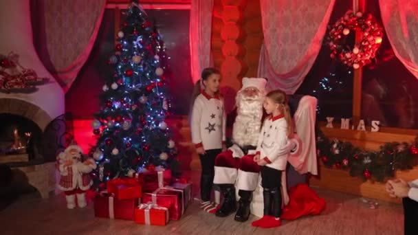 Święty Mikołaj Śliczne Dziewczynki Salonie Dzieci Stojące Obok Mikołaja Czekające — Wideo stockowe