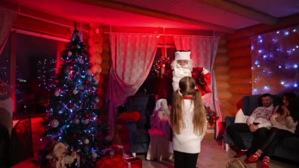 Szczęśliwa Rodzina Mikołajem Salonie Święty Mikołaj Czerwoną Torbą Rozmawia Dziećmi — Wideo stockowe