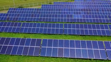 Yeşil alandaki fotovoltaik paneller. Mavi güneşli piller güneşten temiz enerji alırlar. Yenilikçi güneş enerjisi istasyonu. Yenilenebilir enerji.