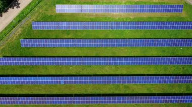 Sahnede yenilikçi güneş panelleri var. Mavi güneşli piller güneşten ekolojik enerji alırlar. Hareketli kamera sağa. Yukarıdan görüntüle.