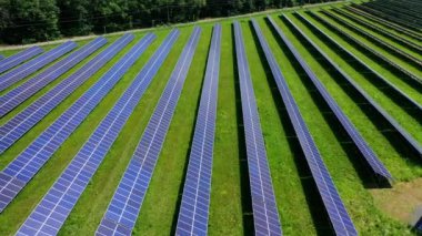 Yeşil alandaki güneş panelleri. Fotovoltaik güneşli piller güneşten elektrik akımı üretir. Yenilenebilir ekolojik enerji. Hava görünümü.