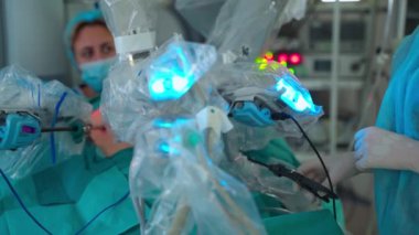 Hastanın vücudunda robot kollar var. En az insan müdahalesine sahip modern tıbbi ekipmanlar. Hasta üzerinde ameliyat sırasında tıbbi robot.