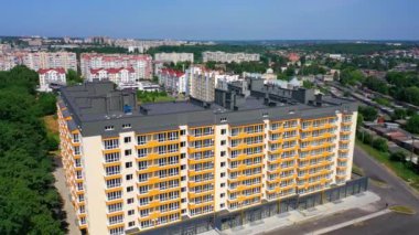 Şehir manzarası arasında çağdaş apartman blokları. Yeni tasarımın modern çok katlı binası. Şehirde yeni bir dönüm noktası. Yukarıdan görüntüle.