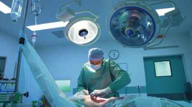 Cerrahi yağ aldırma. Doktor ameliyat sırasında midesinden hastaya yağ alır. Modern klinikte karın cerrahı estetik ameliyat yapıyor..