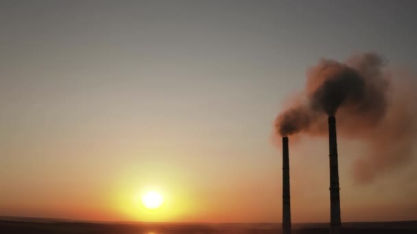 日落时黑烟烟道 晚上天空背景上工厂烟囱的污物排放 有大管子的工业区 环境问题 空气污染概念 — 图库视频影像