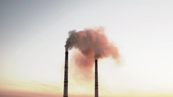 Gruby Dym Kominów Pod Wieczornym Niebem Przemysłowe Rury Różowym Dymem — Wideo stockowe