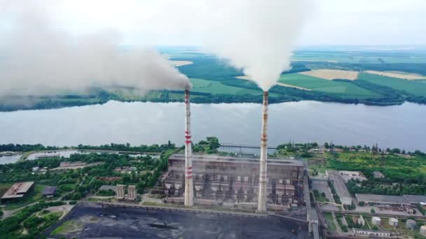 Skadlig Industri Floden Bakgrund Fabriksrör Med Rök Som Rinner Atmosfären — Stockvideo