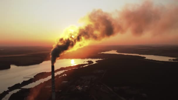 Pijpen Vervuilen Atmosfeer Met Rook Tegen Ondergaande Zon Ecologische Vervuiling — Stockvideo