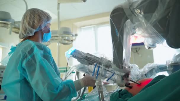 Cirugía Robótica Futurista Quirófano Médico Realiza Una Operación Mínimamente Invasiva — Vídeos de Stock