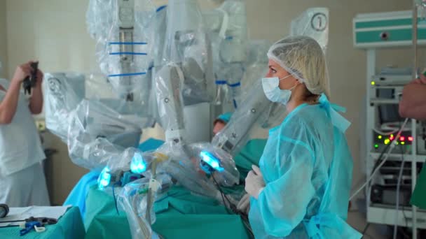 Cirurgia Robôs Médicos Médicos Observam Processo Cirúrgico Com Equipamentos Tecnologia — Vídeo de Stock