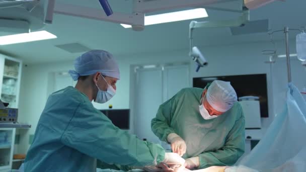 外科医生的团队合作 医生和助手在手术室里做抽脂手术 住院患者腹部脂肪清除的外科方法 — 图库视频影像