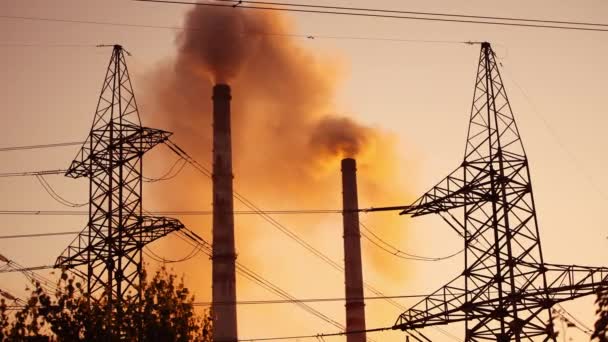 Luftföroreningar Högspänningsledningar Bakgrunden Rökpipor Vid Solnedgången Skadlig Industri Med Smutsig — Stockvideo