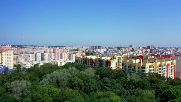 这个城市五彩缤纷的住宅区 在城市背景的绿树上飞行 现代城市的一部分 空中景观 — 图库视频影像