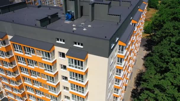 Buitenkant Van Een Modern Hoogbouw Nieuwbouw Appartement Van Eigentijds Design — Stockvideo