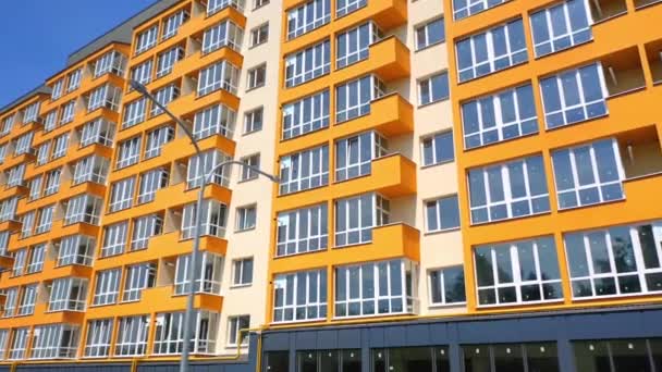 新公寓楼在这个城市的一座多层现代设计的房子的外面 具有大窗户的明亮城市建筑立面 — 图库视频影像