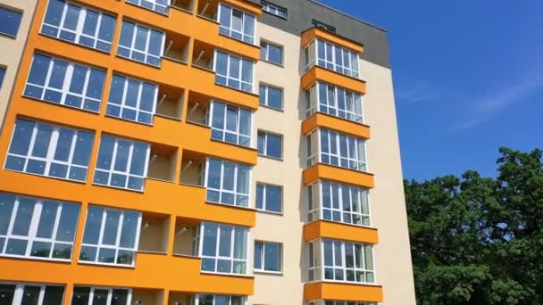 Modern Höghus Med Inglasade Balkonger Framifrån Nybyggda Block Lägenheter Med — Stockvideo
