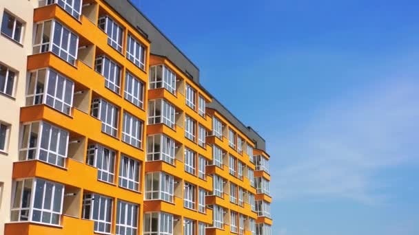Blok Flats Met Grote Balkons Voorzijde Van Een Nieuw Hoogbouw — Stockvideo