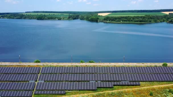 阳光下的太阳能电池板 小型太阳能农场 水底有蓝色光伏面板 可再生能源 来自太阳的生态能量 顶部视图 — 图库视频影像